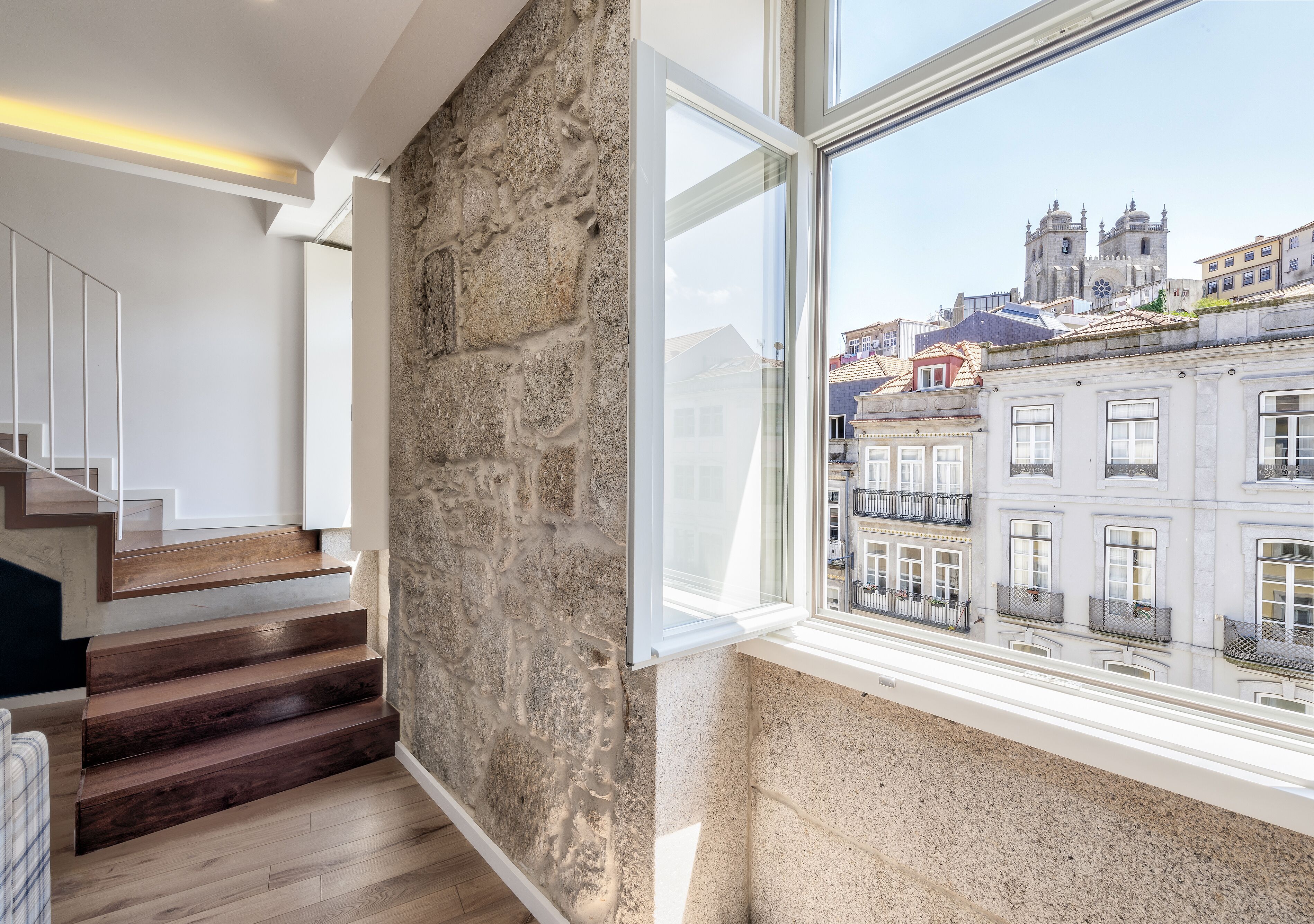 Deluxe-Apartment, 1 Schlafzimmer, Stadtblick | Wohnbereich | 43-Zoll-LCD-Fernseher mit Kabelempfang, Fernseher