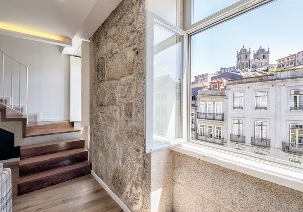 Apartemen Deluks, 1 kamar tidur, pemandangan kota | Area keluarga | Televisi LCD 43-inci dengan saluran TV kabel dan TV