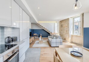 Apartemen Deluks, 1 kamar tidur, pemandangan kota | Area keluarga | Televisi LCD 43-inci dengan saluran TV kabel dan TV