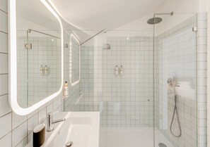 Deluxe-Apartment, 1 Schlafzimmer, Stadtblick | Badezimmer | Dusche, Regendusche, Haartrockner, Handtücher