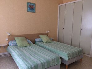 1 dormitori, planxa i posts de planxar, wifi gratuïta i roba de llit 