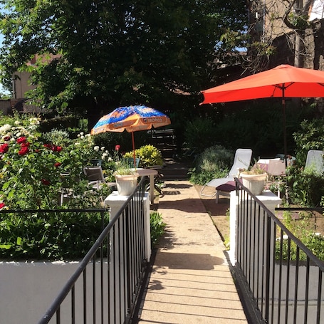 Terrasse/Patio. Beau studio avec deux lits fait pour votre arrivée
