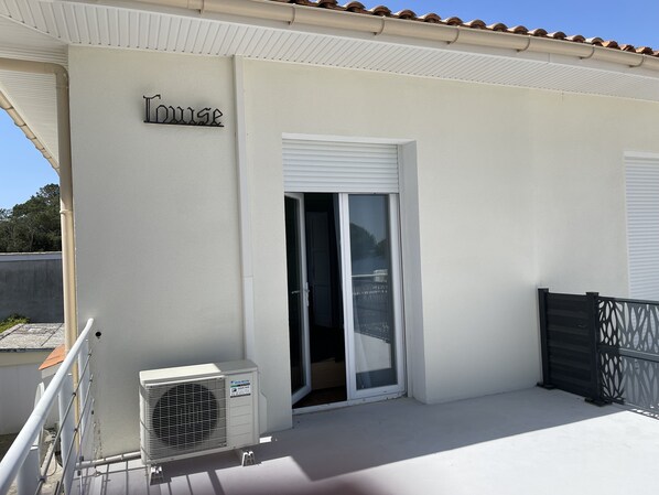 A building with a sign that reads 'House' and a sliding glass door.