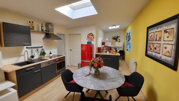 Fridge, oven, stovetop, dishwasher