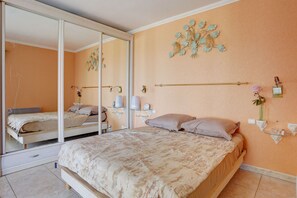 4 bedrooms, iron/ironing board, free WiFi, bed sheets
