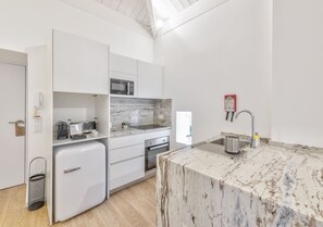 Standard Apartment, 1 Queen Bed | Private kitchen | Fridge, microwave, oven, stovetop - Oporto Comfort Dom Hugo (Porto)