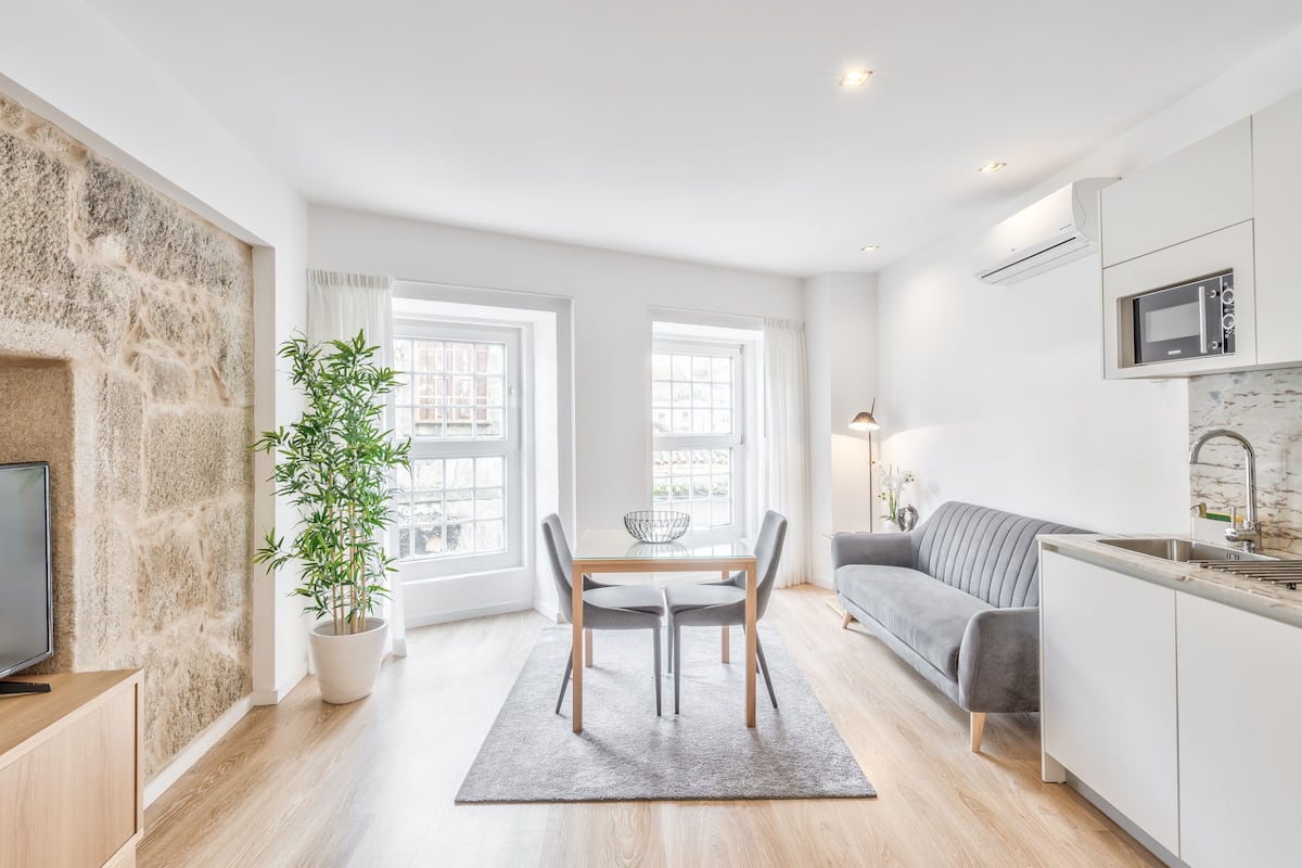Deluxe Apartment, 1 Queen Bed | Living area