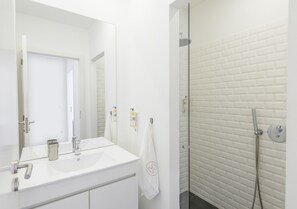 Deluxe Apartment, 1 Queen Bed | Bathroom | Shower, rainfall showerhead, designer toiletries, hair dryer - Oporto Comfort Dom Hugo (Porto)