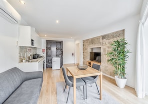Deluxe Apartment, 1 Queen Bed | Living area | Smart TV - Oporto Comfort Dom Hugo (Porto)