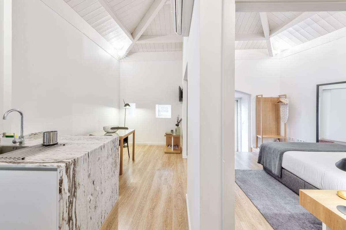 Standard Apartment, 1 Queen Bed | Living area