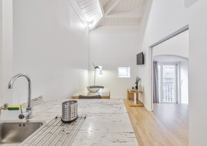 Standard Apartment, 1 Queen Bed | Private kitchen | Fridge, microwave, oven, stovetop - Oporto Comfort Dom Hugo (Porto)