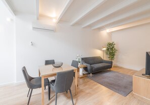 Family Apartment, 2 Queen Beds, 2 Bathrooms | Living area | Smart TV - Oporto Comfort Dom Hugo (Porto)