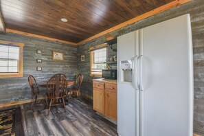 Dining - Cabin on Mountain Farm with farm animals (Flat Rock)