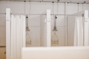 Shower, towels - Cabin on Mountain Farm with farm animals (Flat Rock)