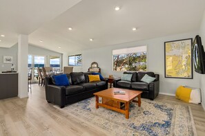 TV, books - Hood Canal Beach house, Low bank waterfront,  enjoy nature from your deck (Belfair)