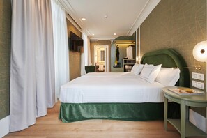 Minibar, Zimmersafe, Schreibtisch, Verdunkelungsvorhänge