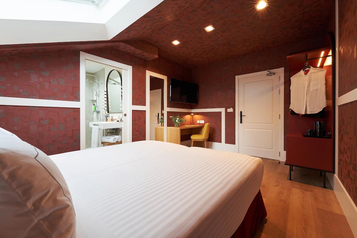 Minibar, in-room safe, desk, blackout drapes