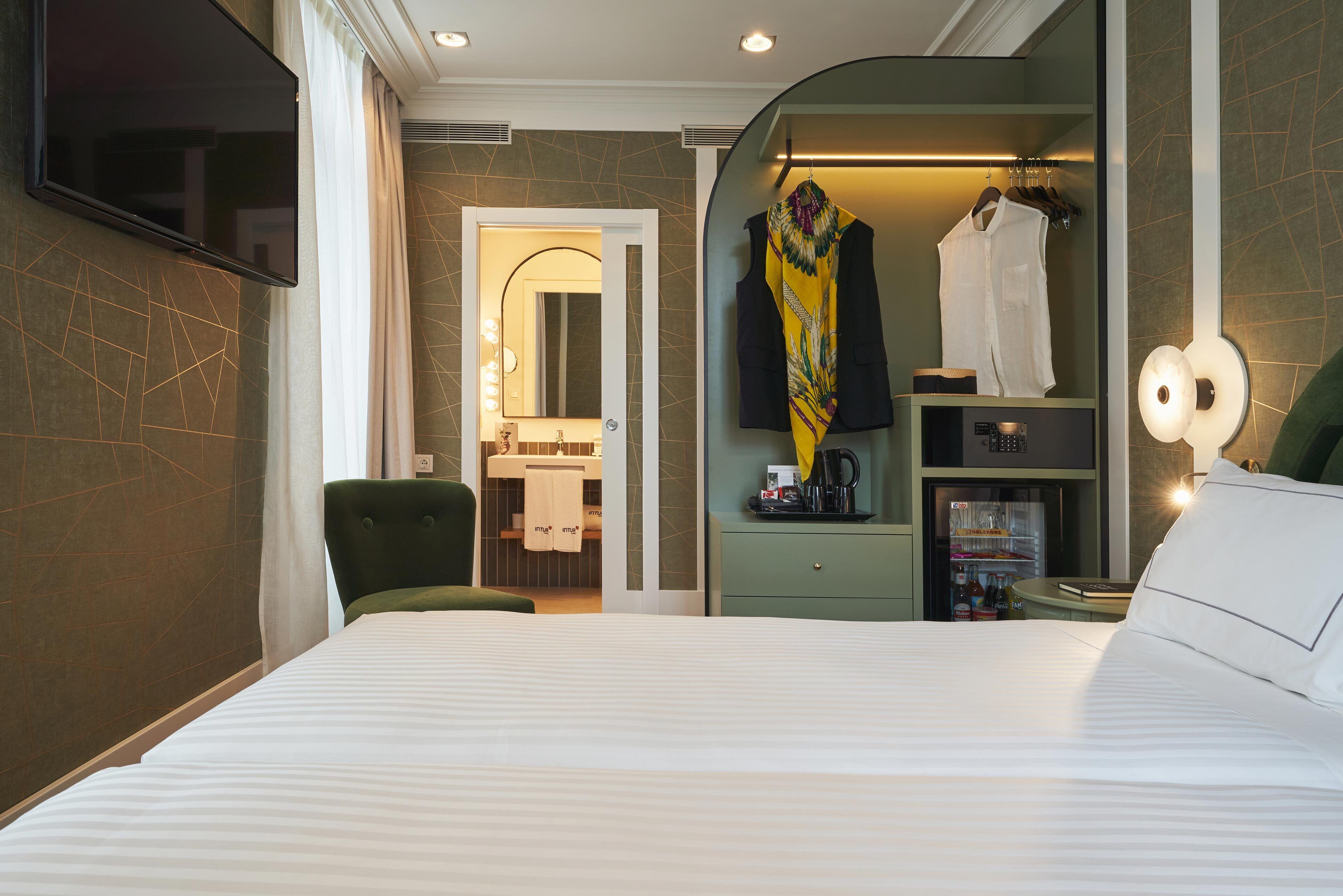 panoramic twin room, city view | 1 bedroom, minibar, in-room safe, desk