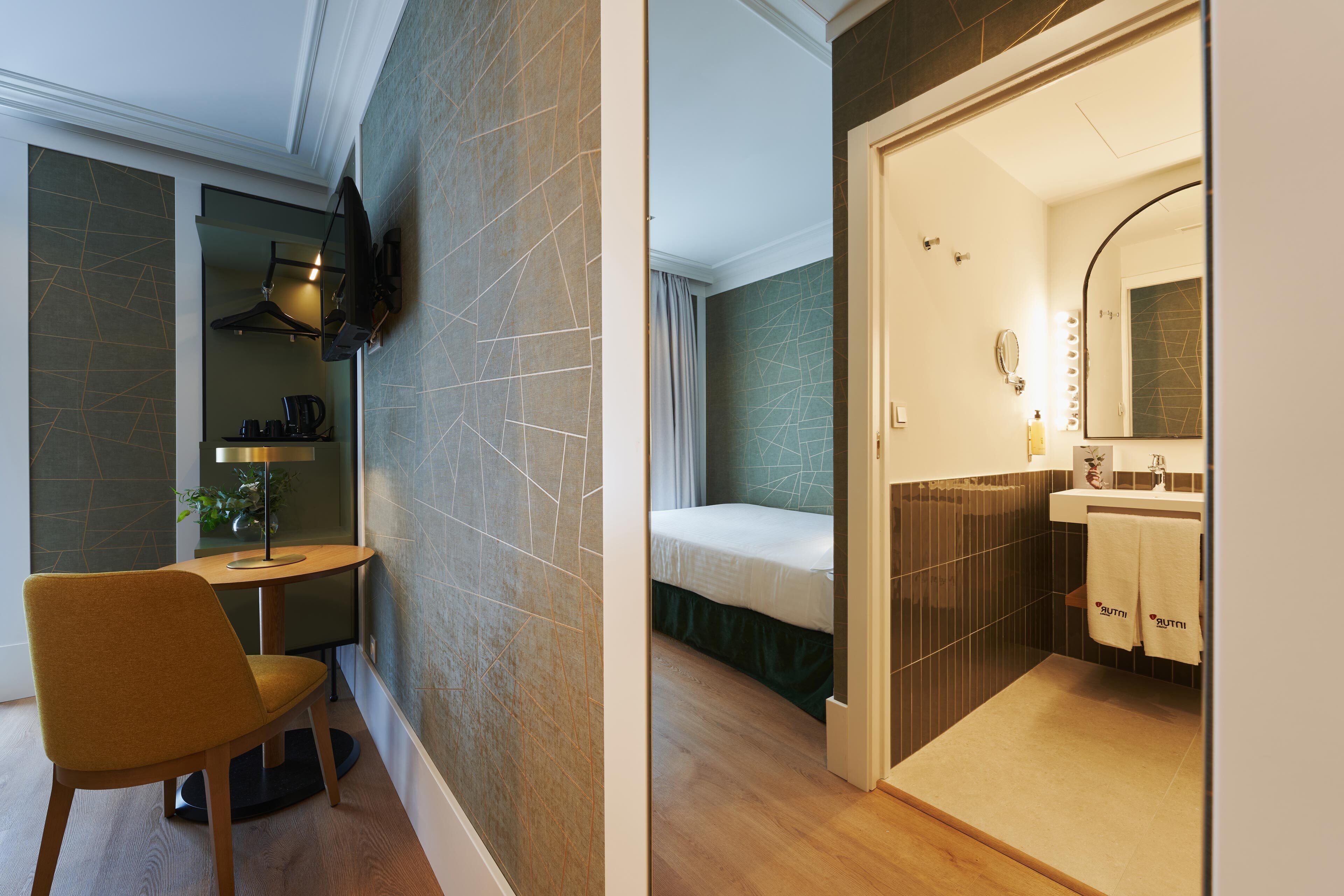 economy single room | 1 bedroom, minibar, in-room safe, desk