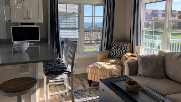 Living area - Cozy Beach Cottage in Mattapoisett (Mattapoisett)