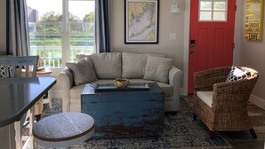 Living area - Cozy Beach Cottage in Mattapoisett (Mattapoisett)