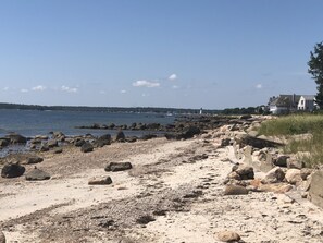 Nær stranden, solsenger og strandhåndklær