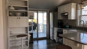 Private kitchen - Cozy Beach Cottage in Mattapoisett (Mattapoisett)