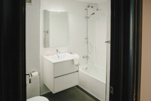 Douche, douche à « effet pluie », serviettes fournies