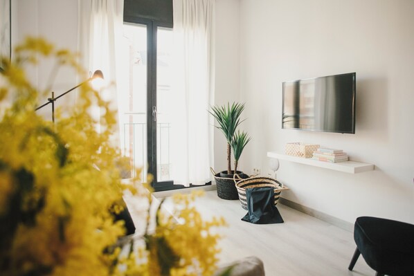 32-inch flat-screen TV with digital channels - BBarcelona Central Boutique Apartments (Barcelona)
