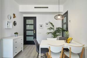 Apartamento superior | Área de estar | TV de tela plana 32 polegadas com canais digitais