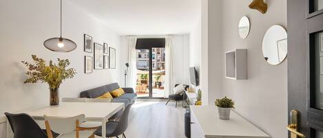 高級公寓 | 起居區 | 32-吋平面電視,提供數位頻道