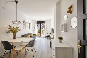 Superior Apartment, 2 dormitorios (5412) | Área de sala de estar | Televisión de pantalla plana de 32 pulgadas con canales digitales 
