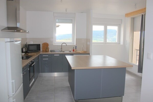 Réfrigérateur, micro-ondes, four, plaque de cuisson