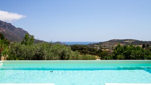 A clear blue pool with a view of mountains and the sea. - Villa Calu' - Wonderful villa in Sardinia with swimming pool and sea view (Tertenia)