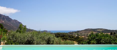 Piscina all'aperto, lettini