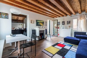 TV connectée, livres, espaces bureaux