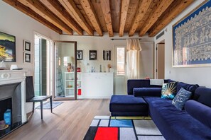 Smart-TV, Bücher, Arbeitsbereiche