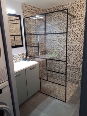 Douche, serviettes fournies, papier toilette