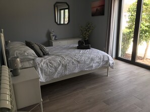 6 bedrooms, iron/ironing board, travel cot, WiFi