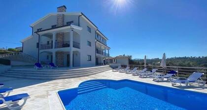 Vila Flor Luxury Villa Secarias, Nr Arganil, with stunning infinity Pool