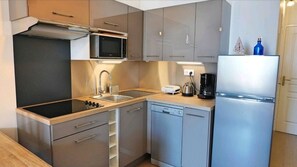 Réfrigérateur, micro-ondes, plaque de cuisson, lave-vaisselle