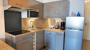 Réfrigérateur, micro-ondes, plaque de cuisson, lave-vaisselle