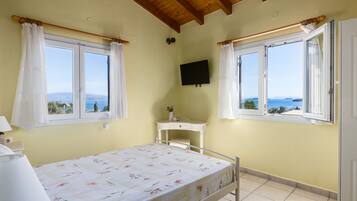 Superior Apartment, Hot Tub, Sea View | 1 bedroom, desk, free WiFi, bed sheets