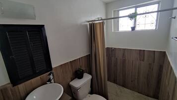 Dusche, Haartrockner, HandtĂŒcher, Seife