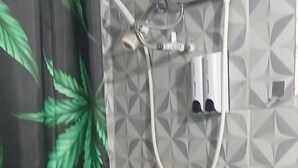 وحدات دش مع أحواض استحمام، مناشف، صابون، ورق حمّام