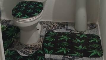 Combined shower/tub, towels, soap, toilet paper