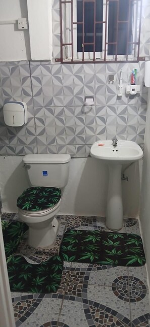 Combined shower/bathtub, towels, soap, toilet paper -  holiday stay, 2 bed 1 bathroom  (Port Morant)
