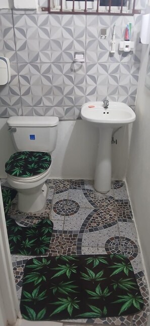 Badkar/dusch, handdukar, tvål och toalettpapper