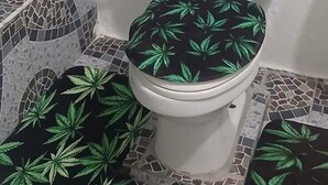 وحدات دش مع أحواض استحمام، مناشف، صابون، ورق حمّام