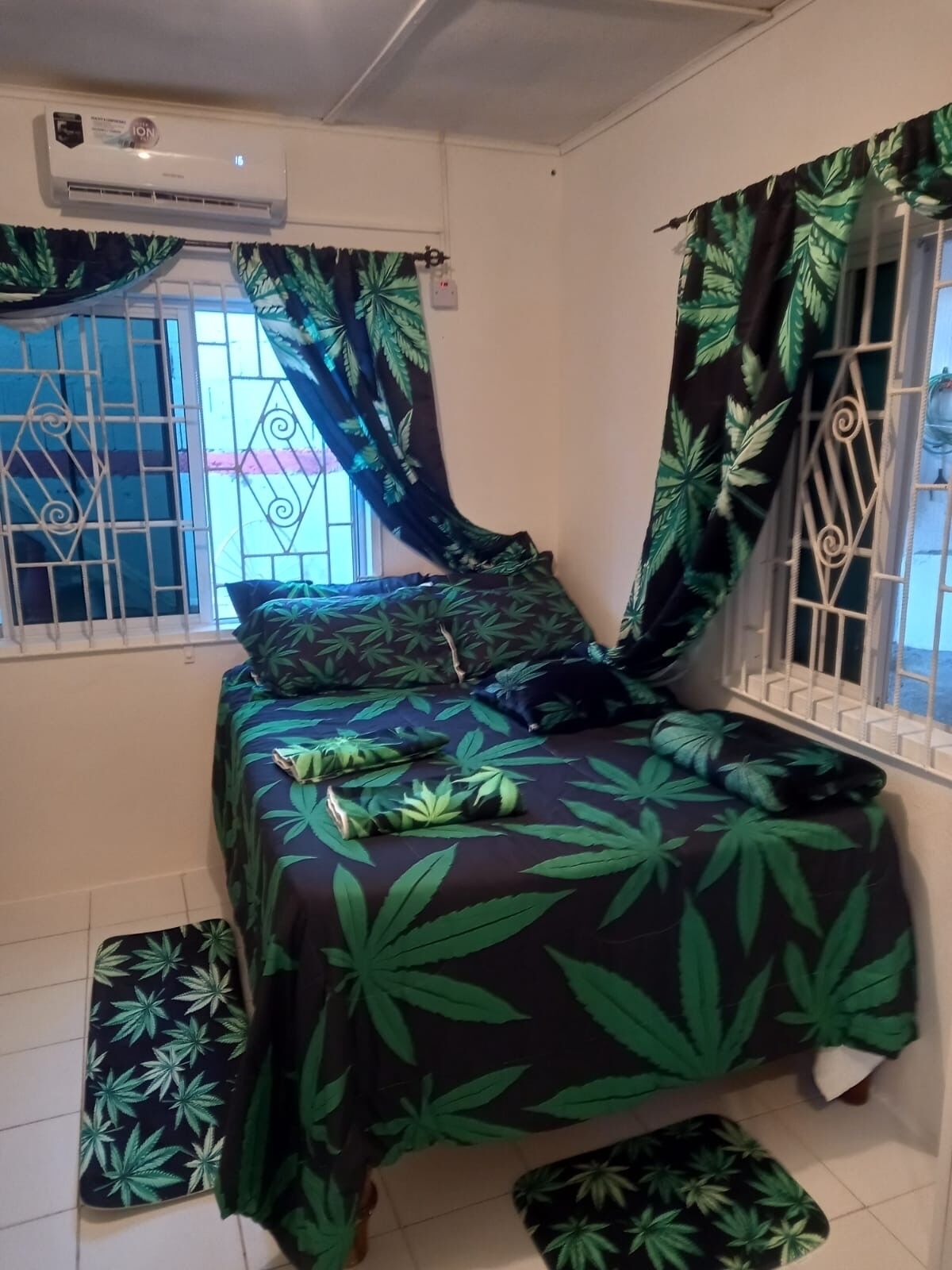 2 soverom, skrivebord, strykejern/-brett og wi-fi (inkludert)